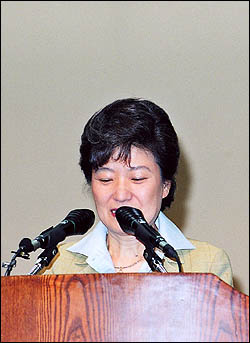 3일 경북대학교 비학생운동권 모임인 희망연대21의 초청 강연회에서 강연을 하고 있는 박근혜 대표. 